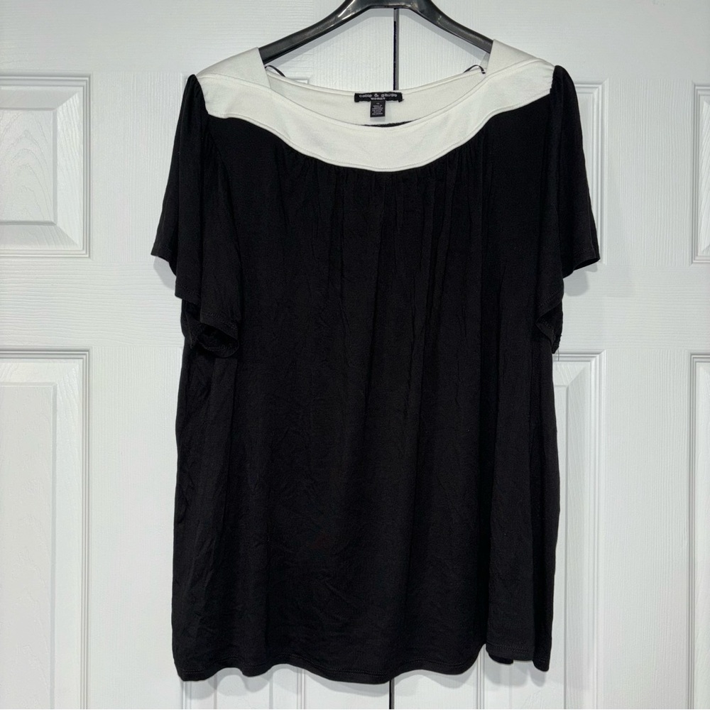 Women’s Cable & Gauge Black & White Short Sleeve 1X Flowy Blouse